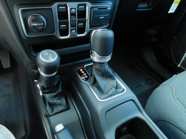 2025 Jeep Wrangler 4-Door Sahara - Photo 15