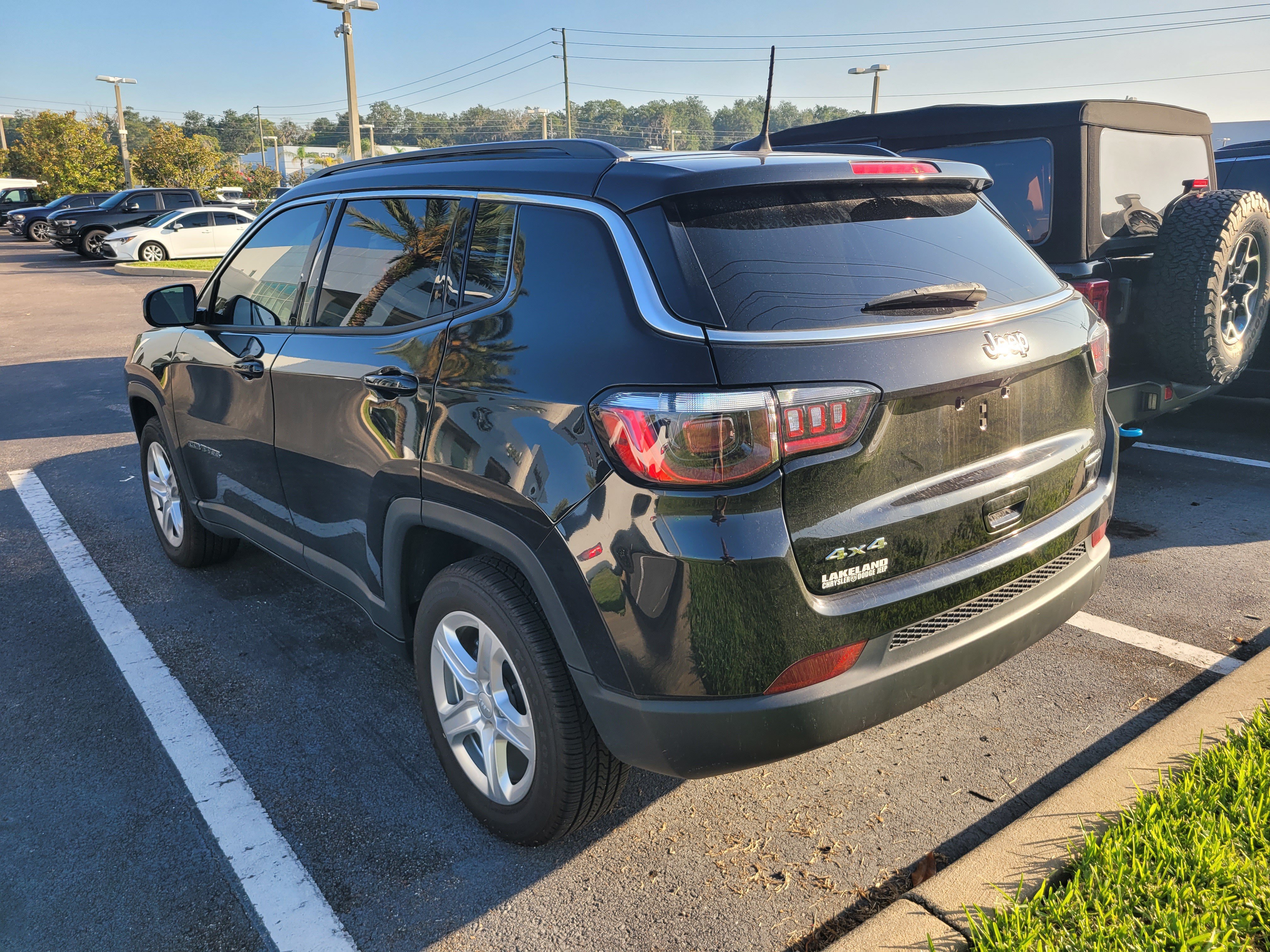 Used 2023 Diamond Black Crystal Pearlcoat Jeep Latitude image 6