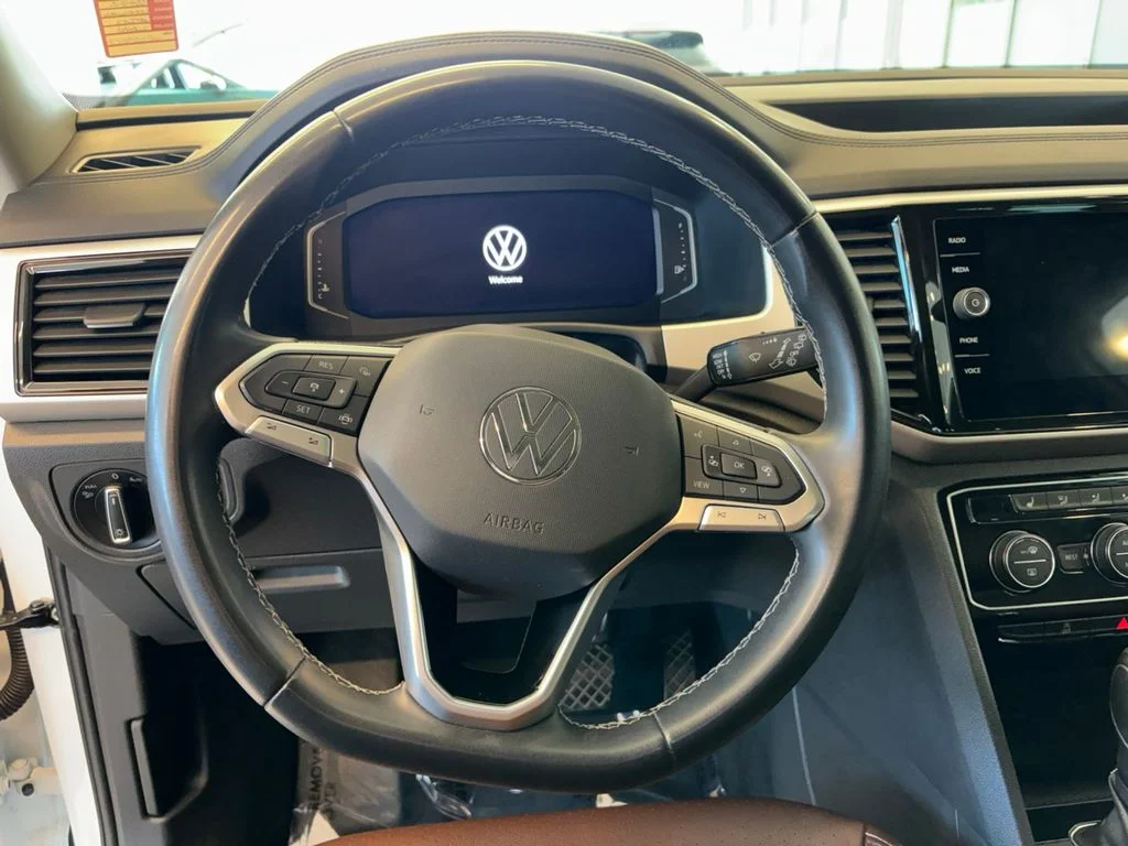 Used 2022 White Volkswagen 3.6L V6 SE w/Technology image 17