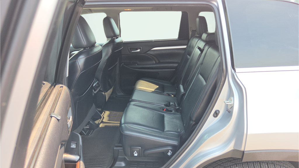 Used 2014 Silver Toyota XLE V6 image 39