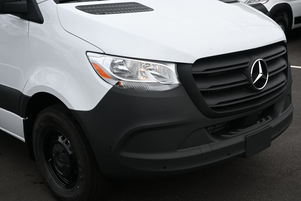New 2026 Arctic White Mercedes-Benz Cargo 170 WB image 31