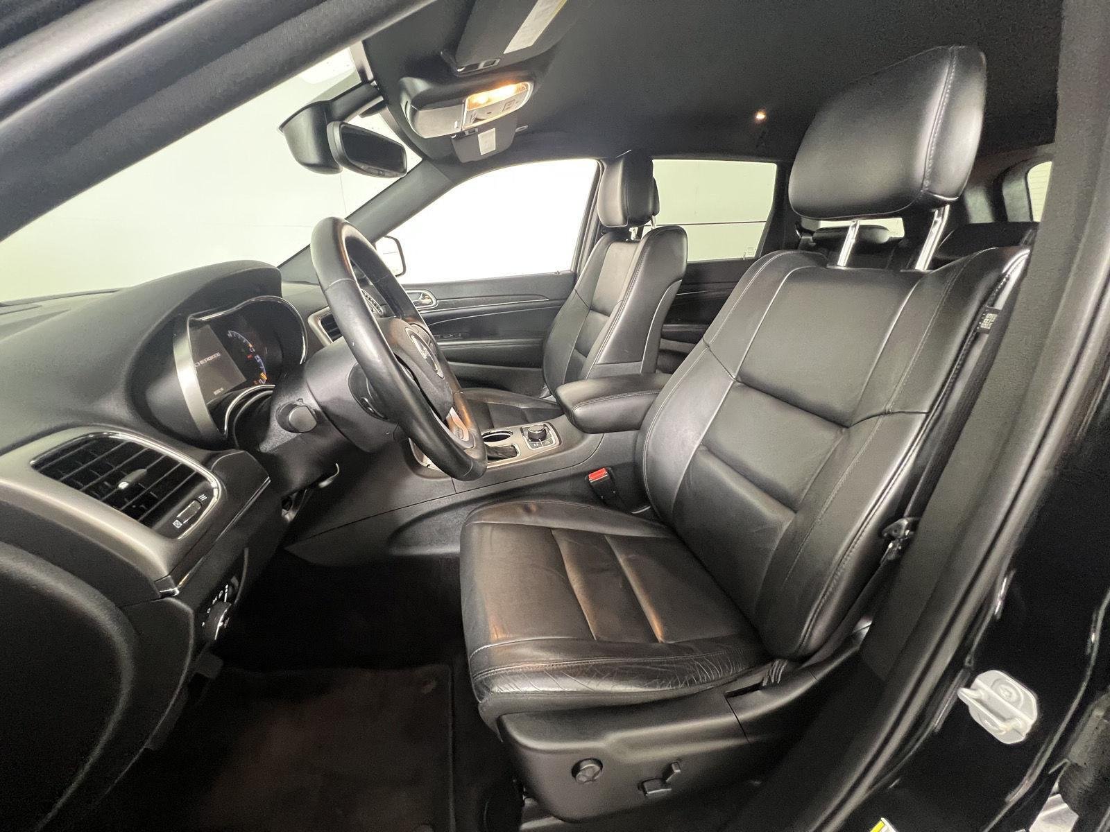 Used 2018 Diamond Black Crystal Pearlcoat Jeep Limited image 2