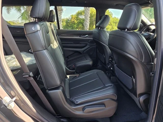 New 2026 Baltic Gray Metallic Clear-Coat Exterior Paint Jeep Limited image 17