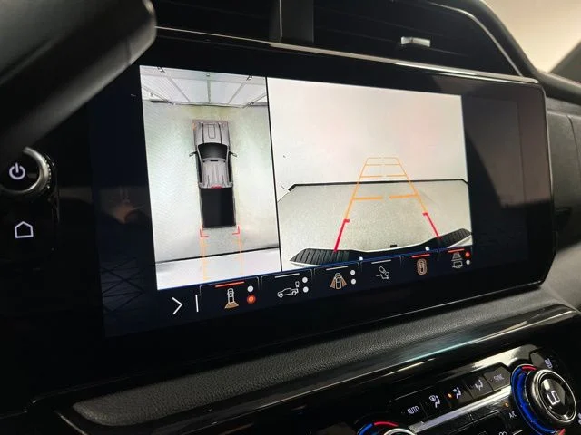Used 2024 White GMC AT4 image 34