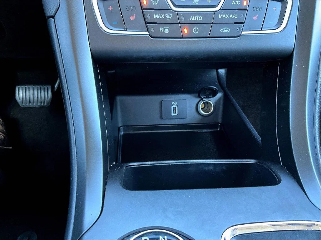 Used 2018 Oxford White Ford SE image 18