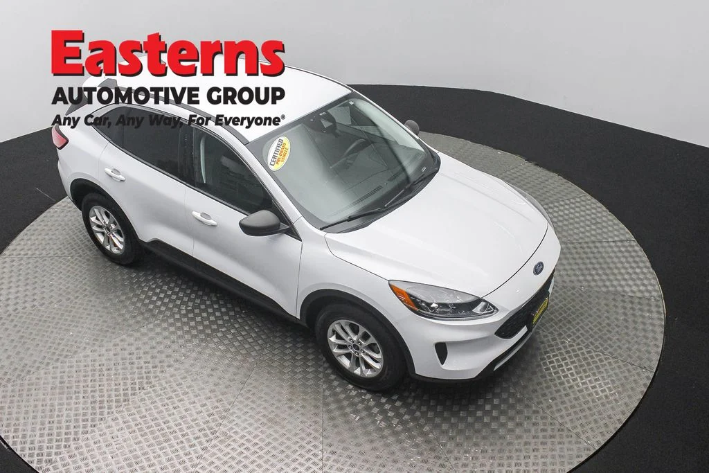 Used 2022 White Ford SE image 3