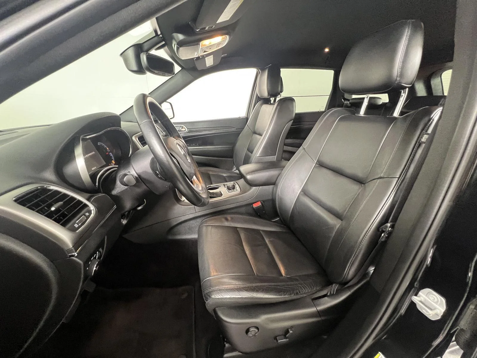 Used 2018 Diamond Black Crystal Pearlcoat Jeep Limited image 2