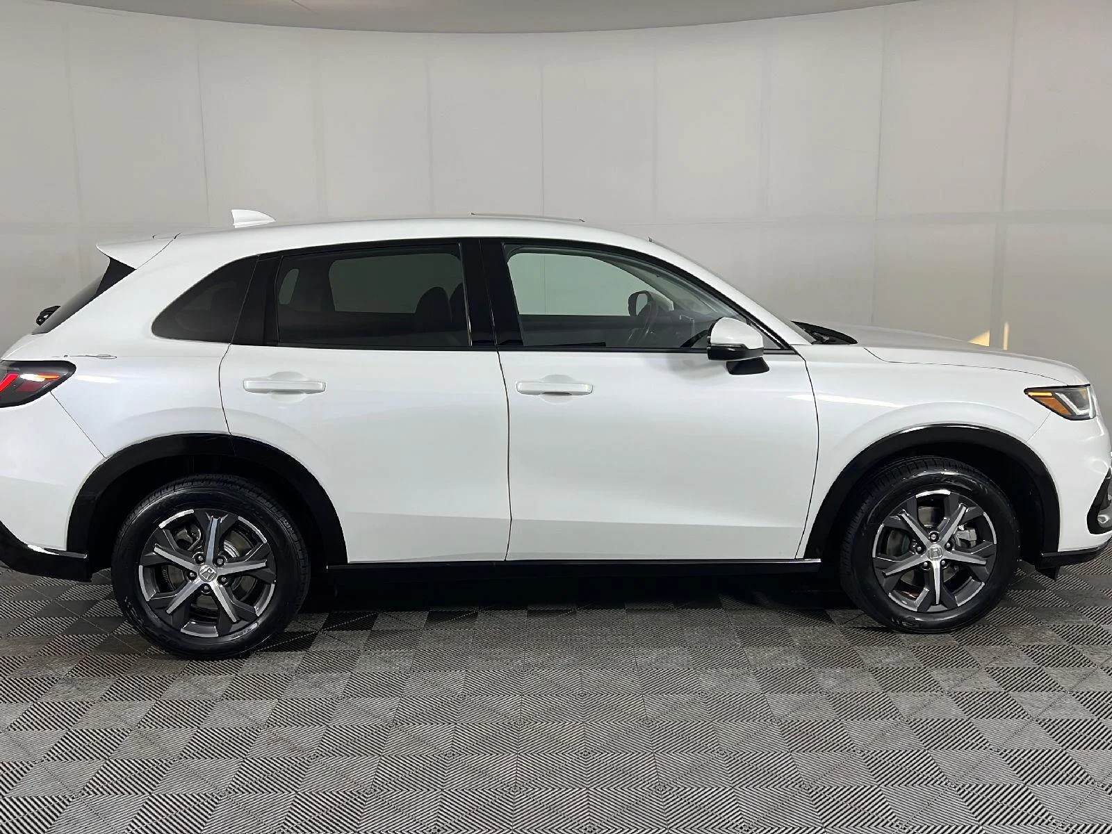 Used 2023 Platinum White Pearl Honda EX-L image 21