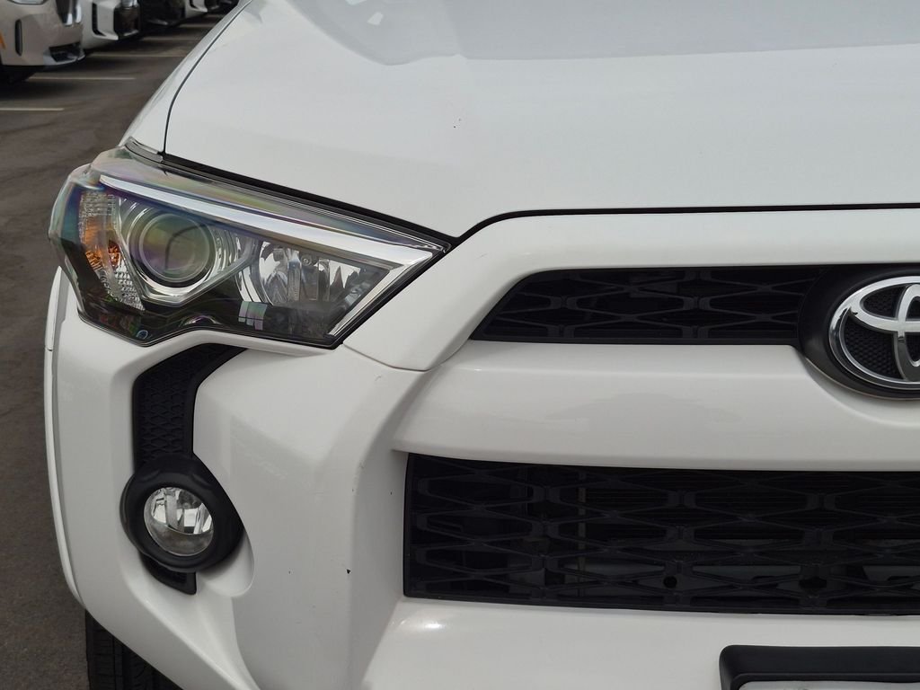 Used 2016 White Toyota SR5 image 22