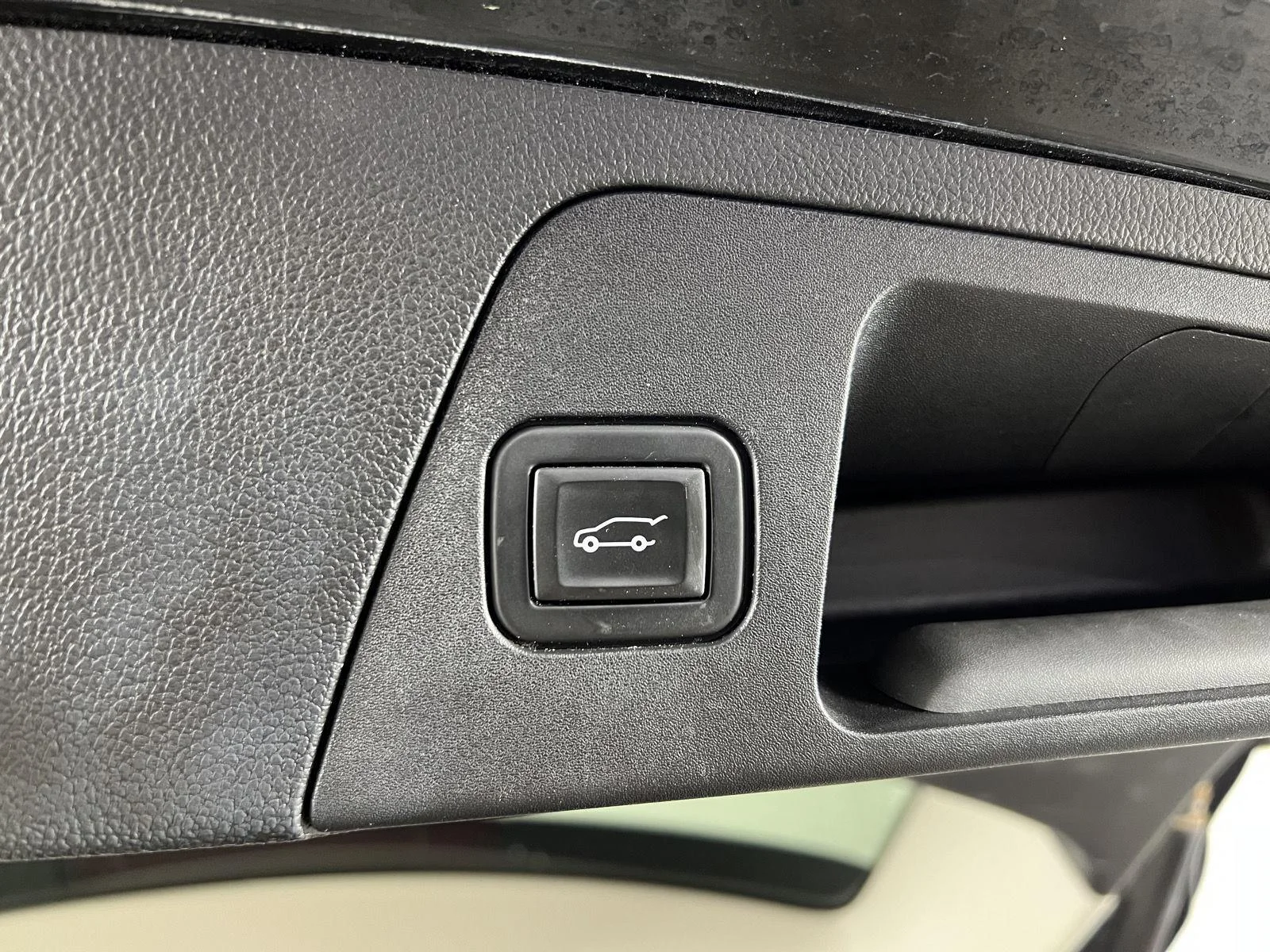 Used 2020 Ebony Twilight Metallic Buick Essence image 9