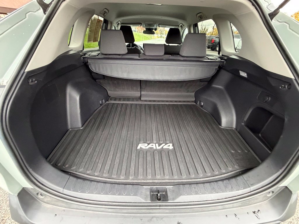 Used 2021  Toyota XLE image 41