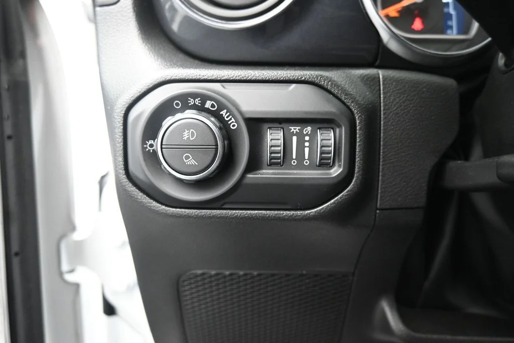 Used 2022 White Jeep Sport image 19