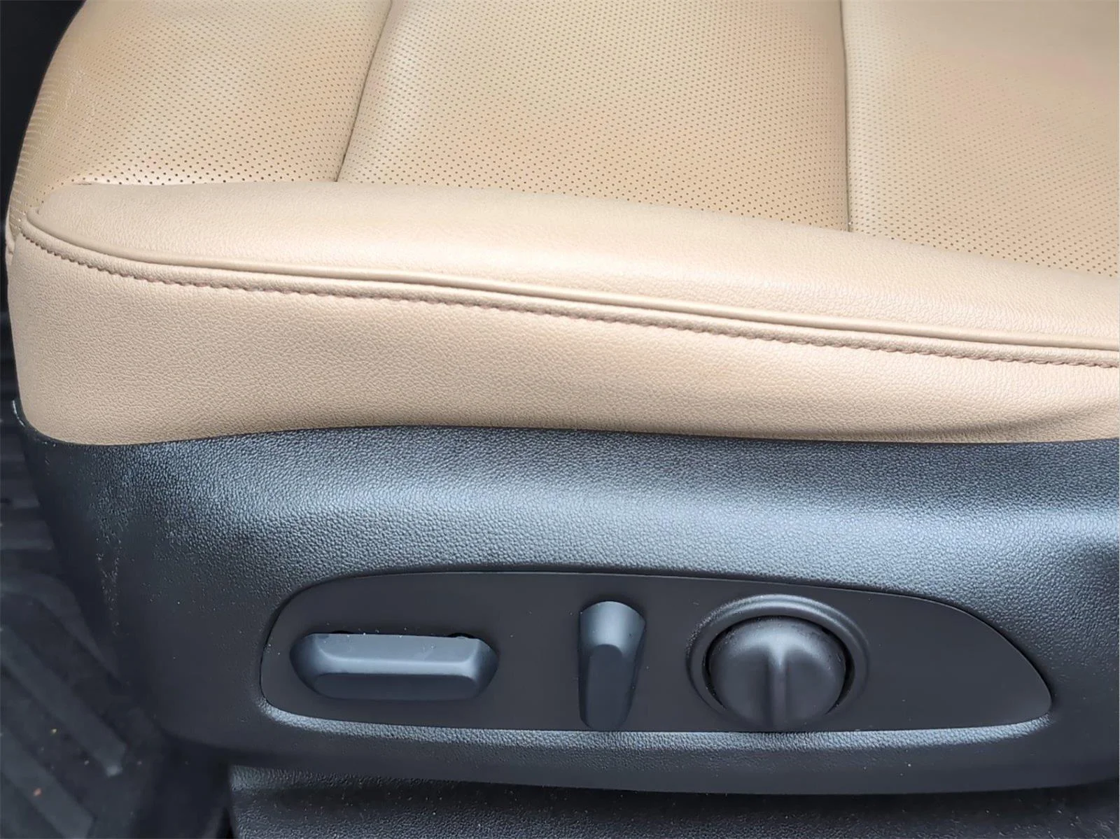 Used 2024 Iridescent Pearl Tricoat Chevrolet Premier image 14