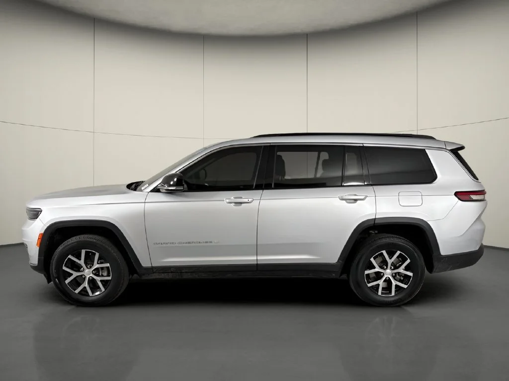 Used 2024 Silver Jeep Limited image 5