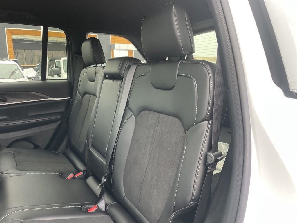 New 2026 Bright White Clear-Coat Exterior Paint Jeep Latitude Altitude image 32