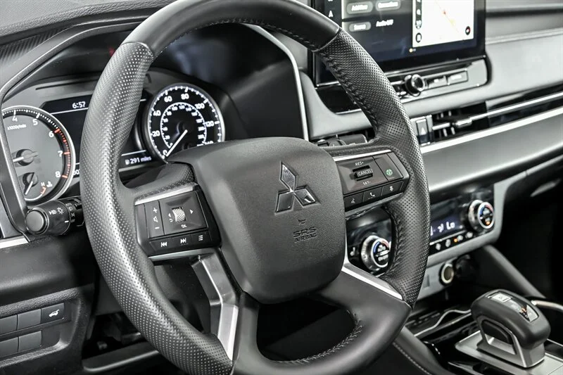 Used 2025 Alloy Silver Metallic Mitsubishi SE image 18