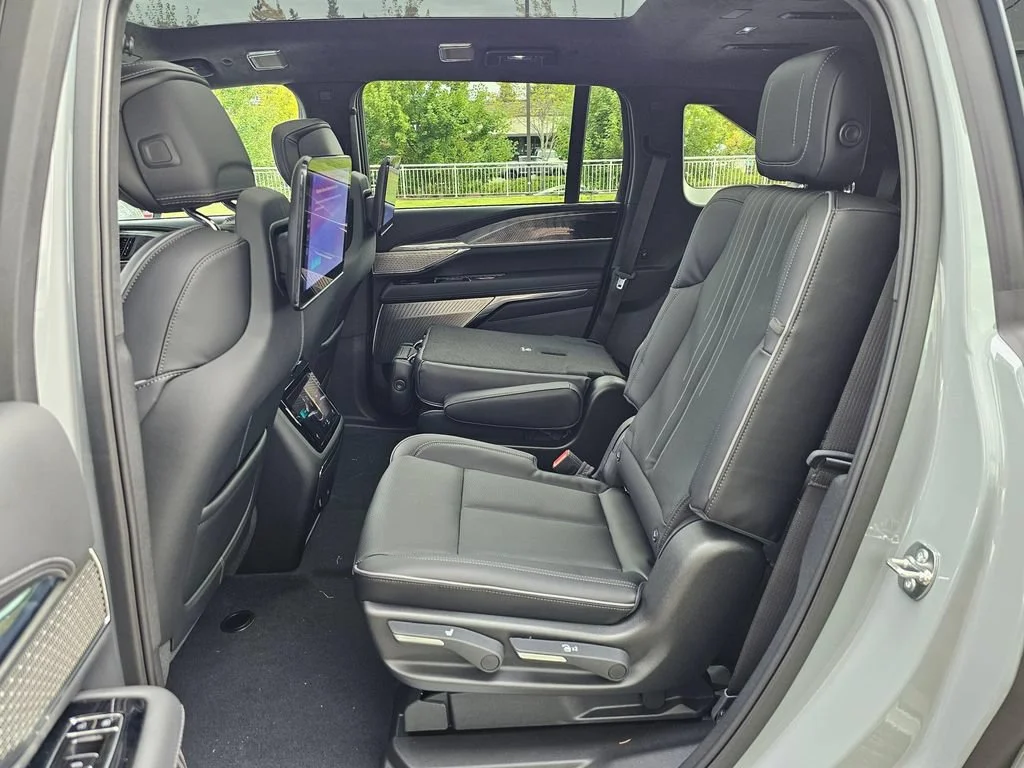 New 2026 Luna Metallic Cadillac Premium Sport image 17