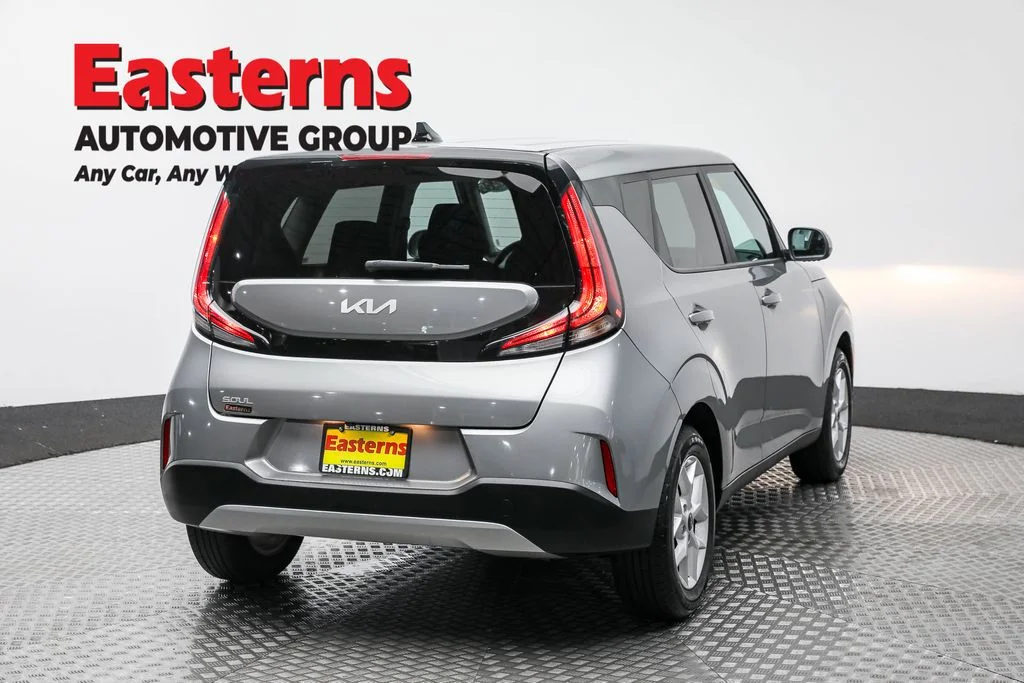 Used 2023  Kia LX image 5