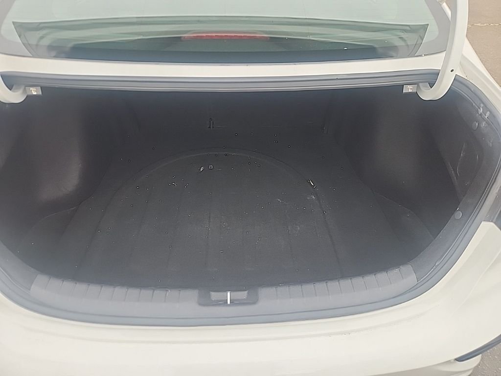 Used 2019 White Kia S image 17