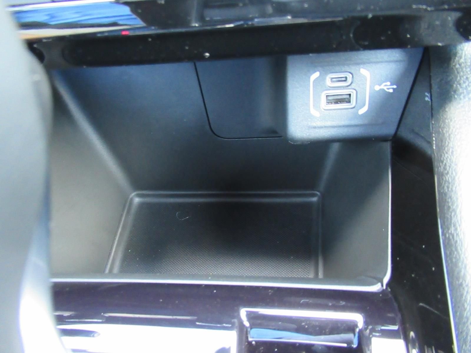New 2026 Bright White Clear-Coat Exterior Paint Jeep Latitude image 28