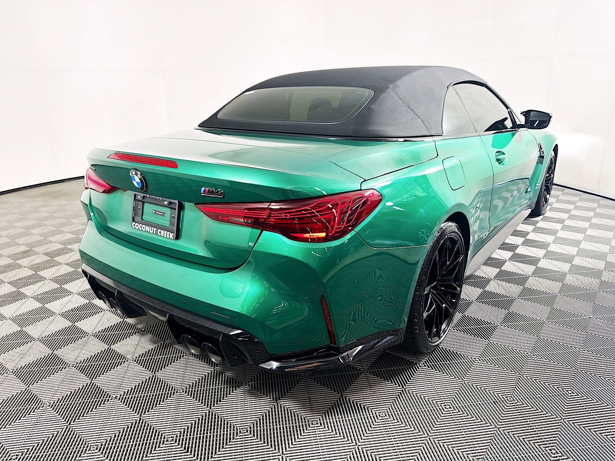 2025 BMW M4 thumbnail 5