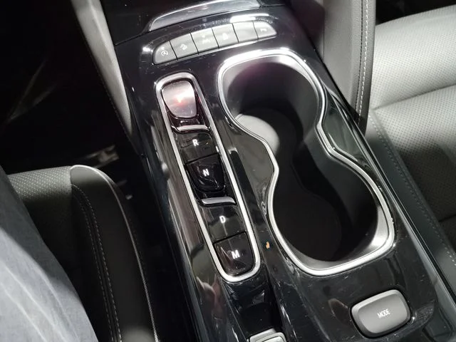Used 2023 Red Buick Essence image 23