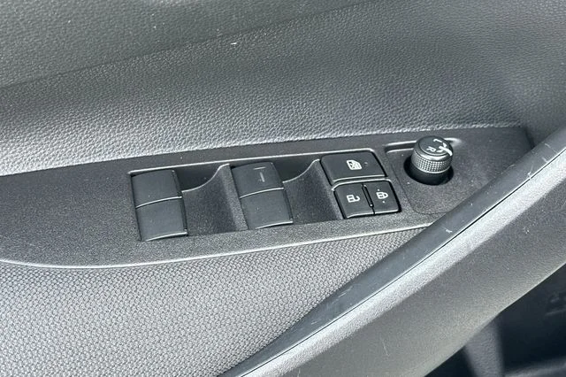 2025 Toyota Corolla LE - Photo 14