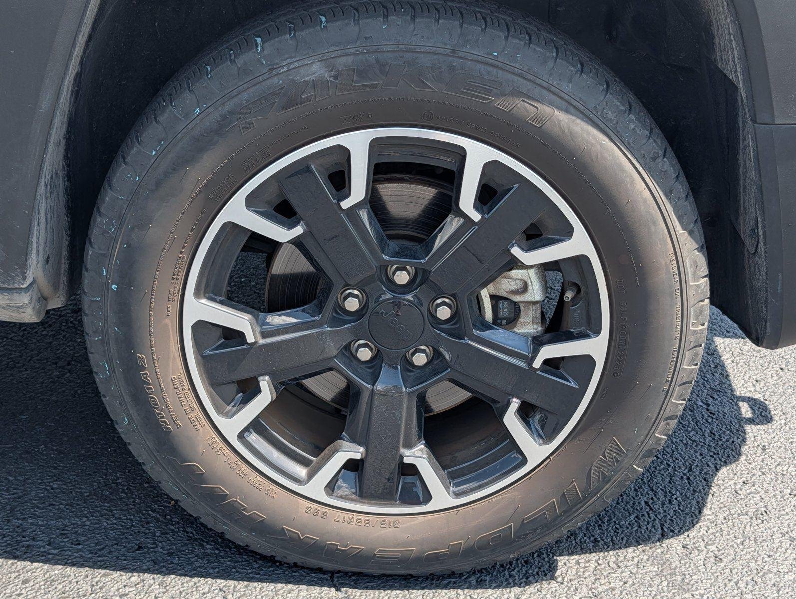 Used 2023 Alpine White Clearcoat Jeep Trailhawk image 38