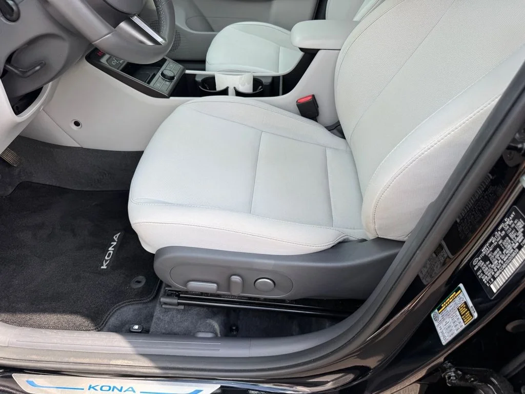 Used 2025 Black Hyundai SEL Convenience image 8