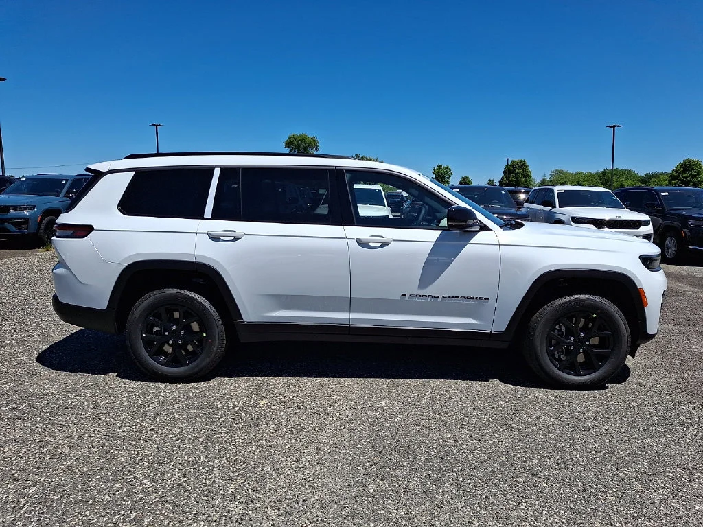 New 2026 Bright White Clear-Coat Exterior Paint Jeep Laredo Altitude image 9