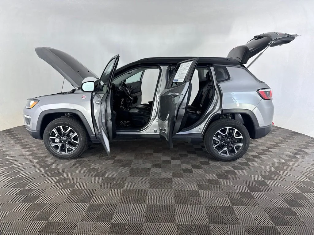Used 2019 Silver Jeep Trailhawk image 10