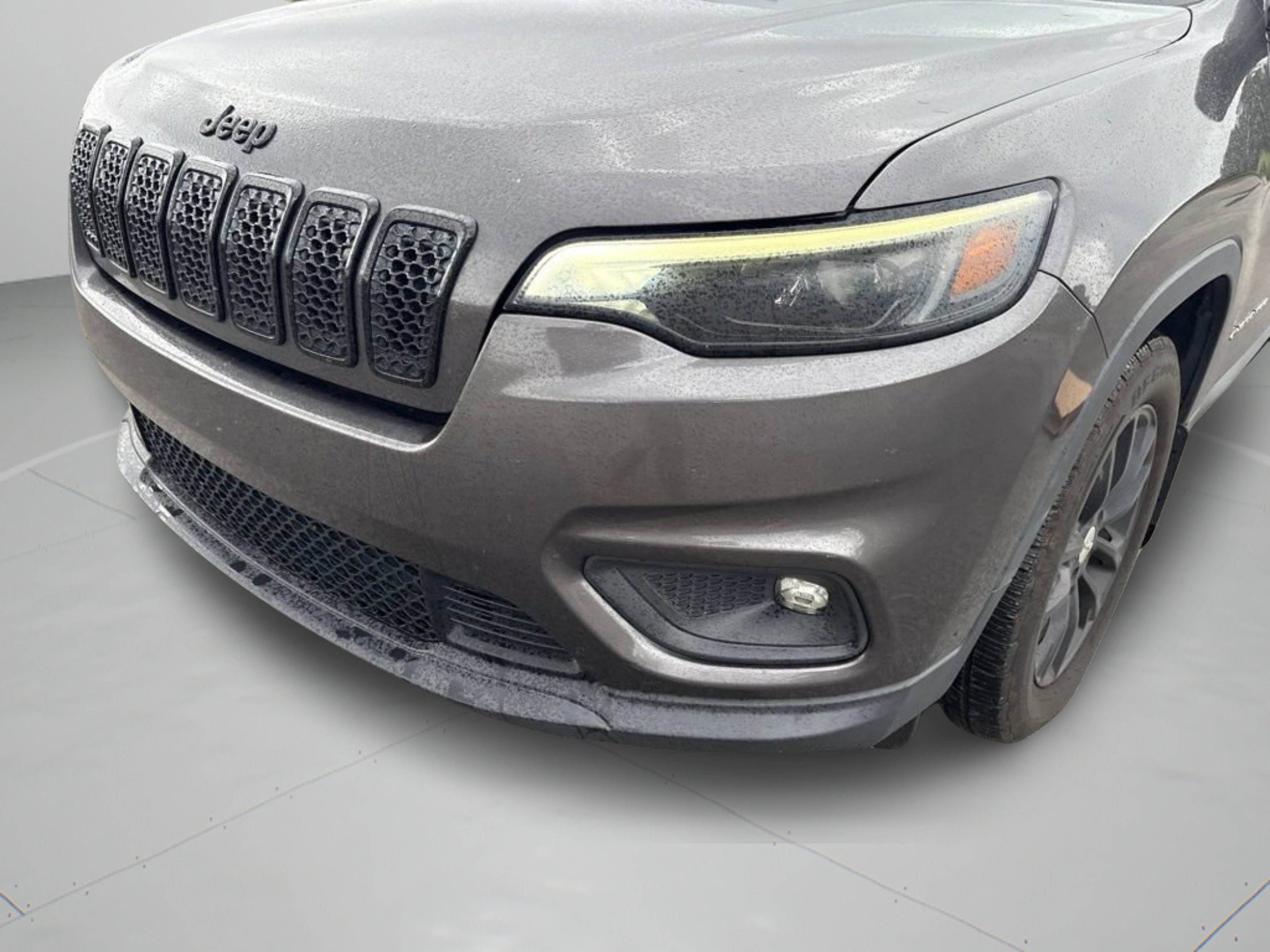 Used 2019 Granite Crystal Metallic Clearcoat Jeep Latitude Plus image 30