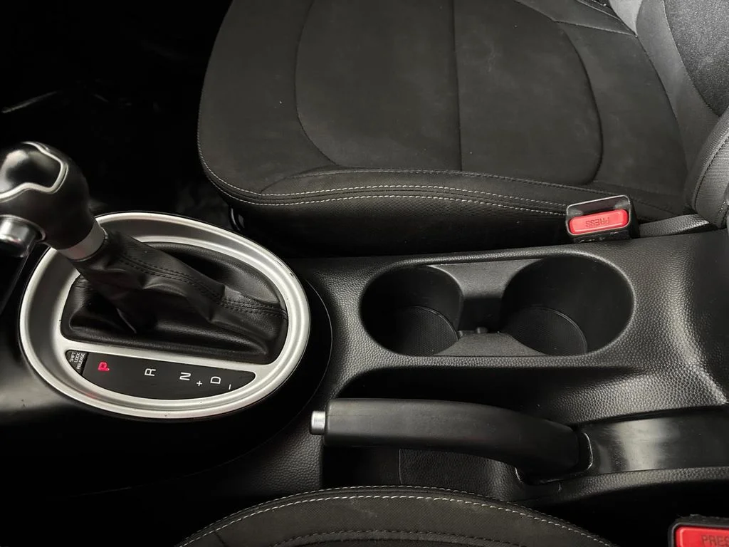 Used 2018 White Kia Base image 20
