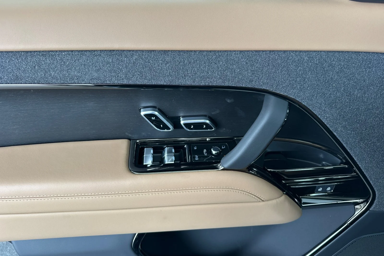 New 2026 Fuji White Land Rover SE image 11