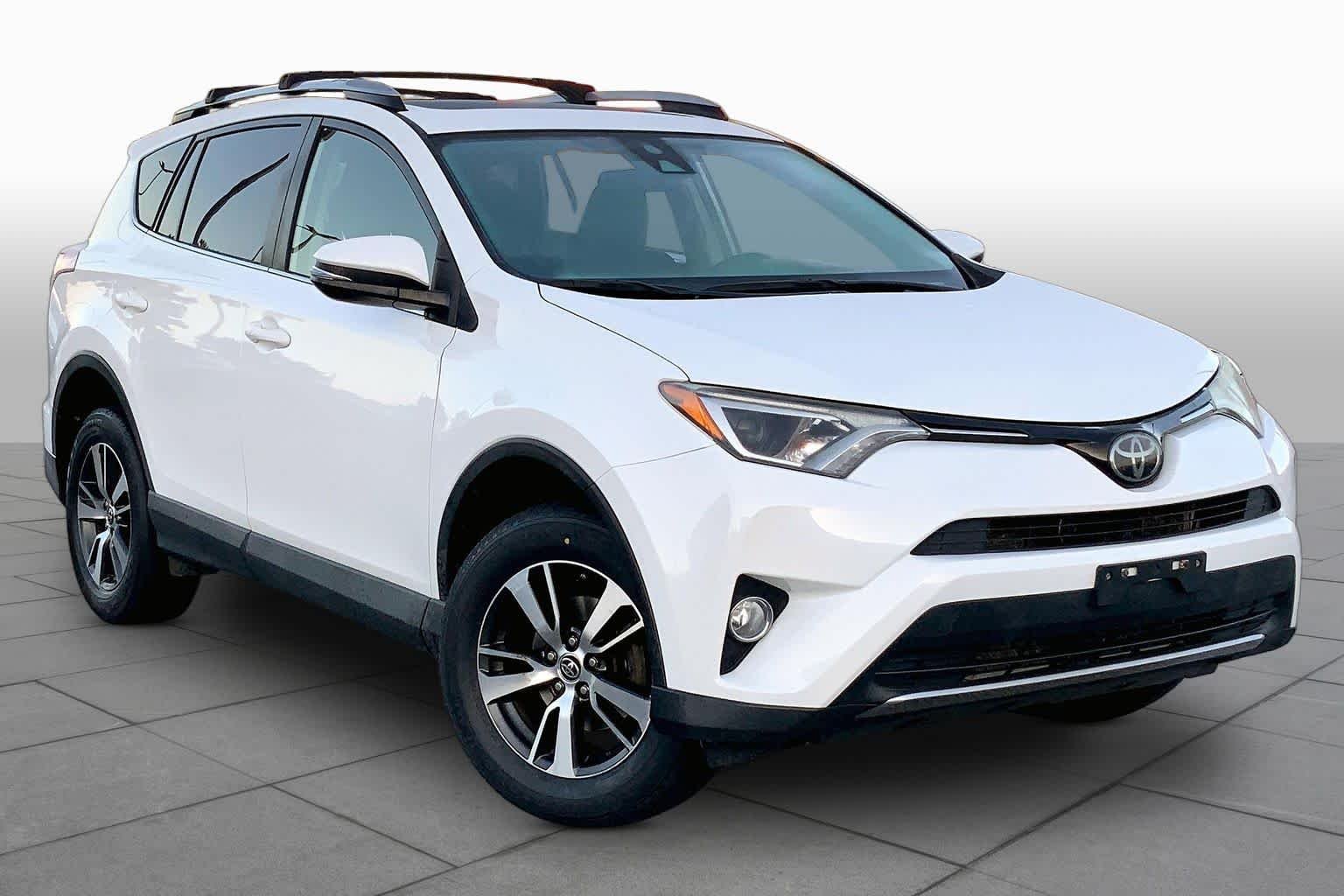 Used 2018 Super White Toyota XLE image 3