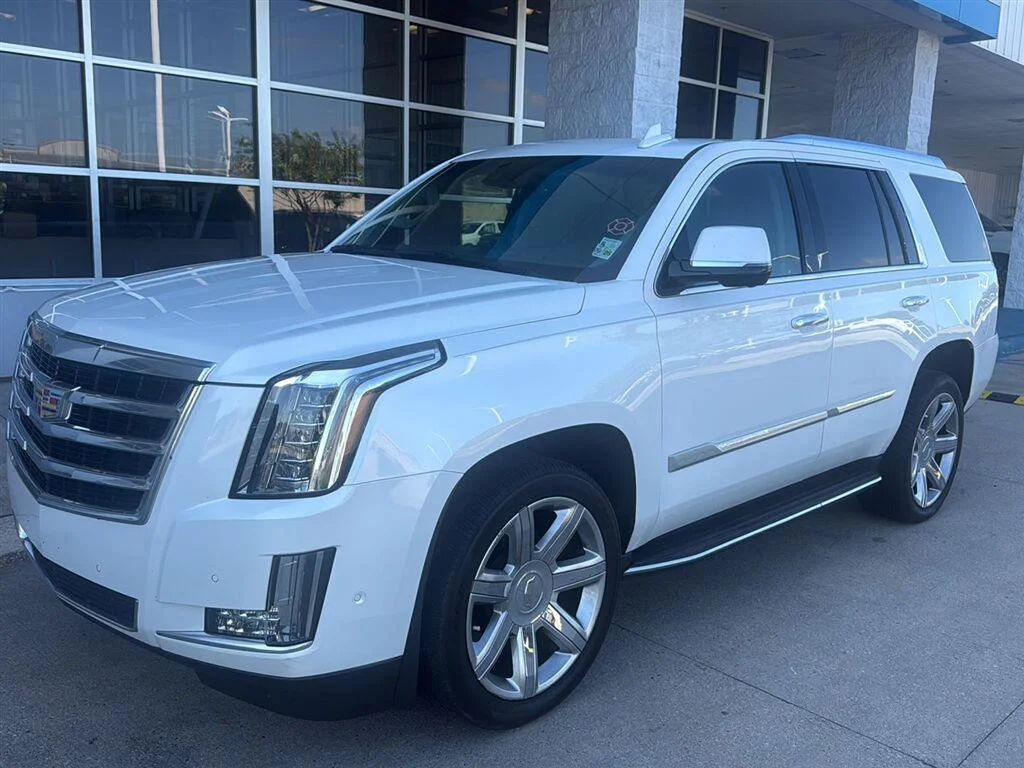 Used 2019 CRYSTAL WHITE TRICOAT Cadillac Luxury image 2