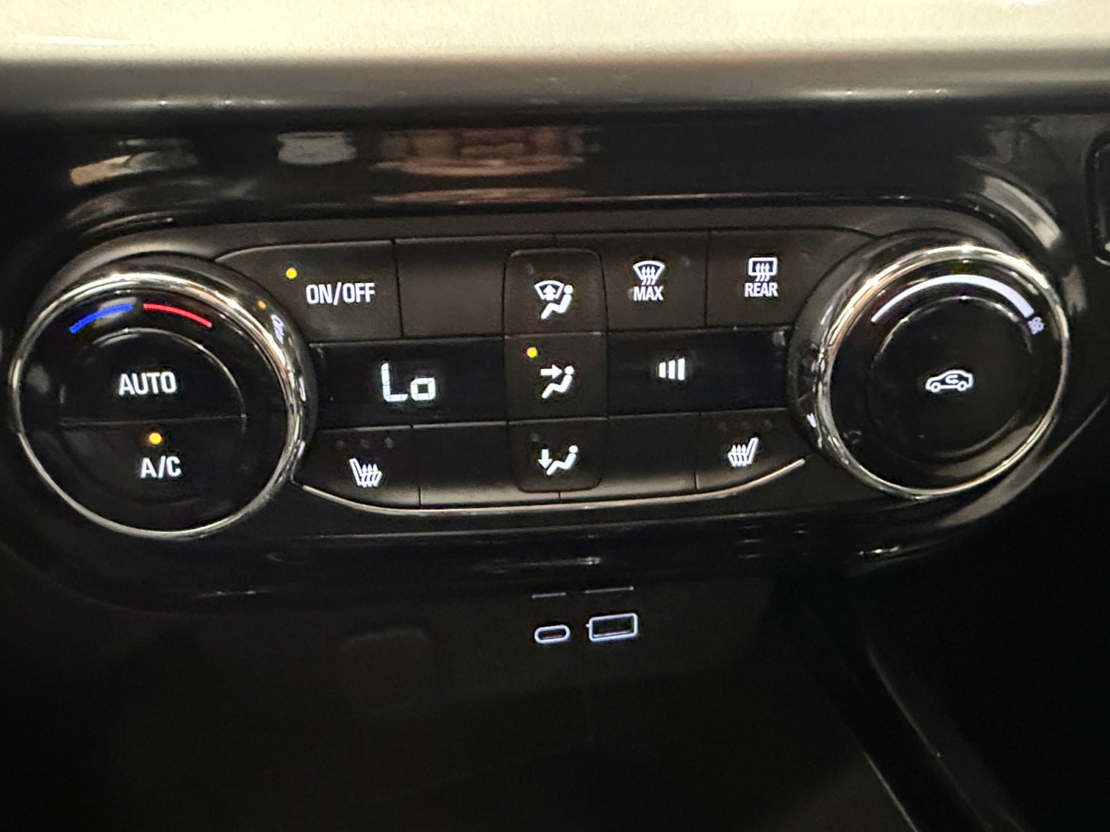 Used 2025 Summit White Chevrolet LT image 17