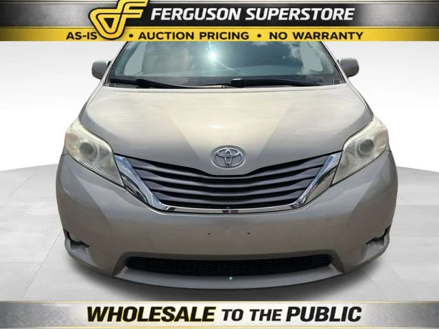 Used 2016  Toyota XLE image 2