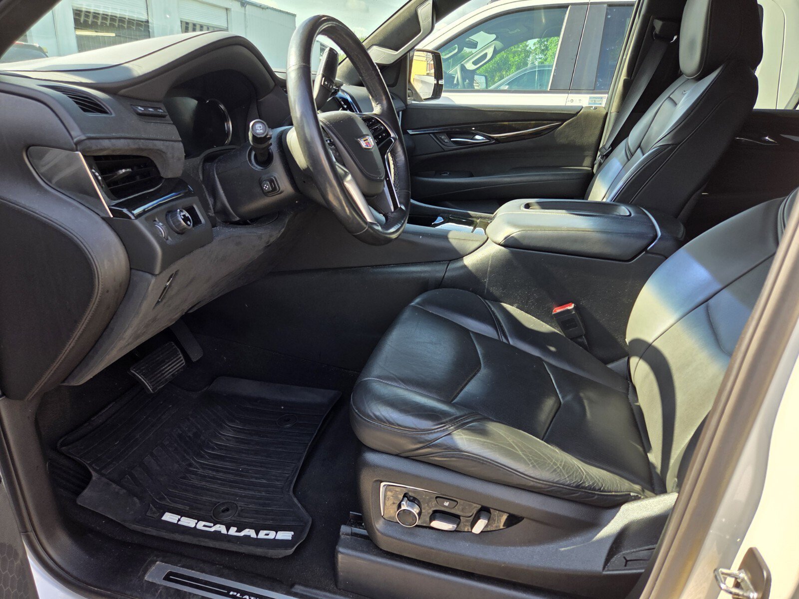 Used 2018 Crystal White Tricoat Cadillac Platinum image 5