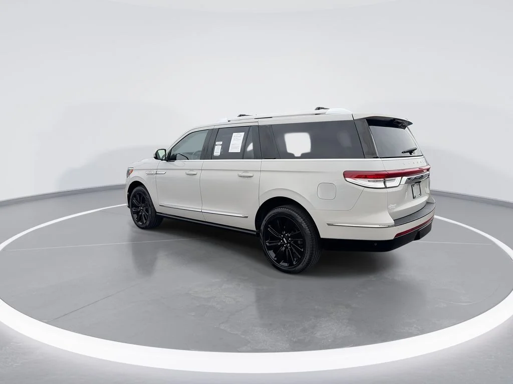 Used 2024 White Lincoln Reserve image 6