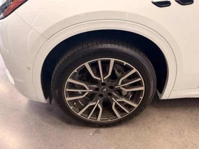 Used 2025 White Maserati Base image 11