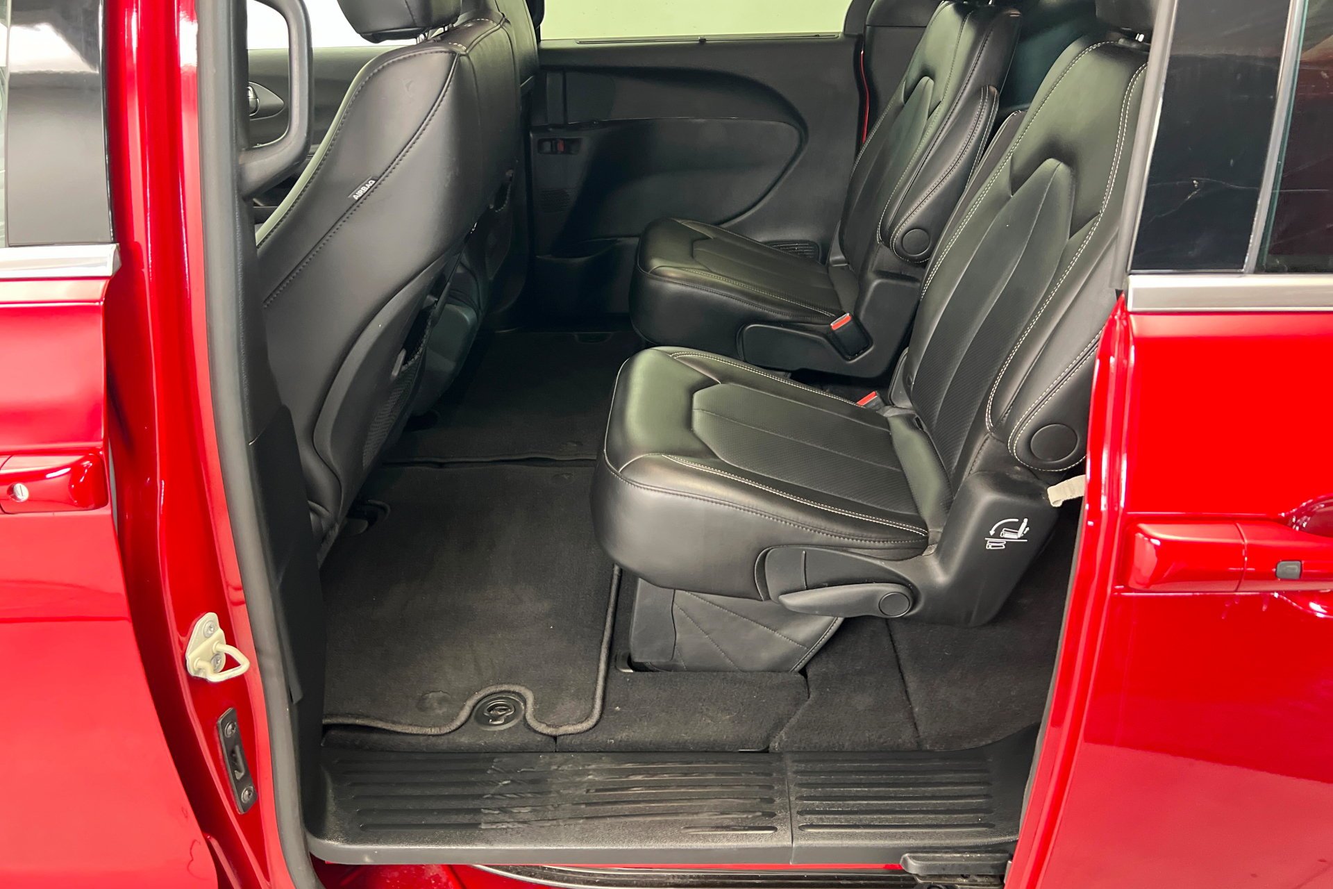 Certified Used 2026 Red Hot Pearlcoat Chrysler Select image 22