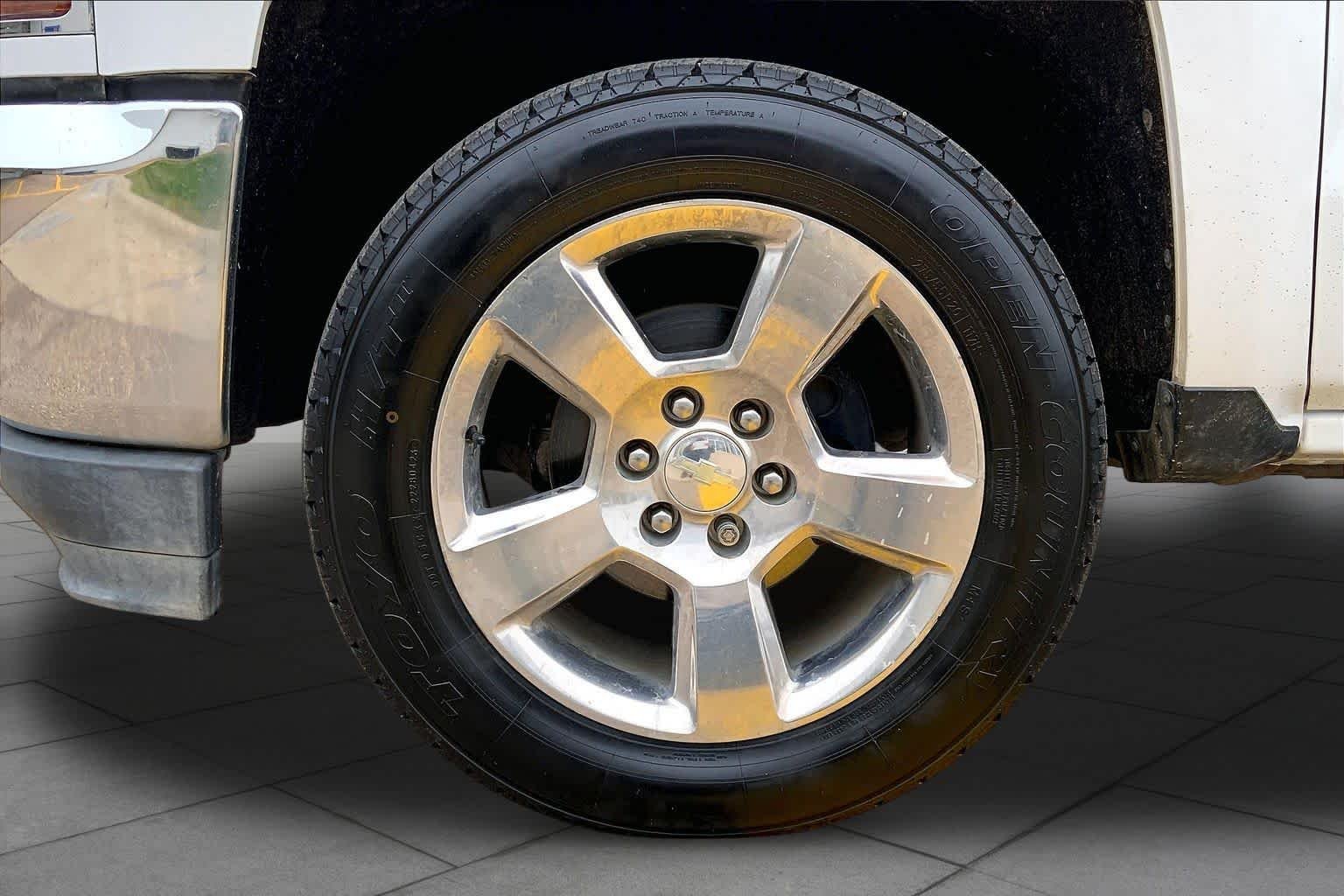 Used 2016 Summit White Chevrolet LT image 9