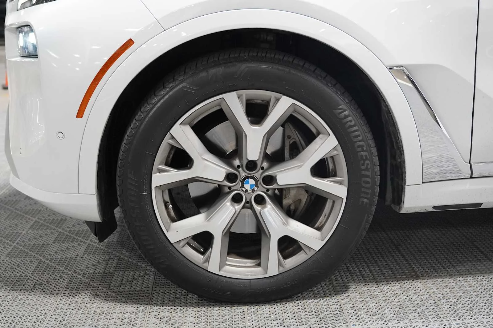 Used 2024 Mineral White Metallic BMW xDrive40i image 8