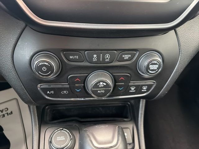 Certified Used 2020 White Jeep Latitude Plus image 21
