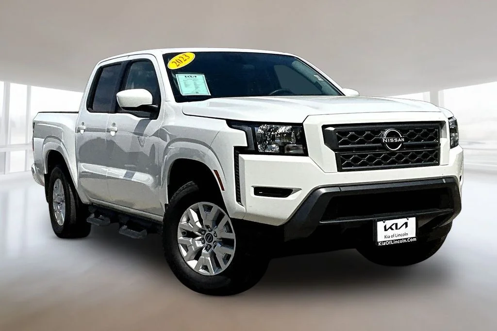 Used 2023 Glacier White Nissan SV image 3