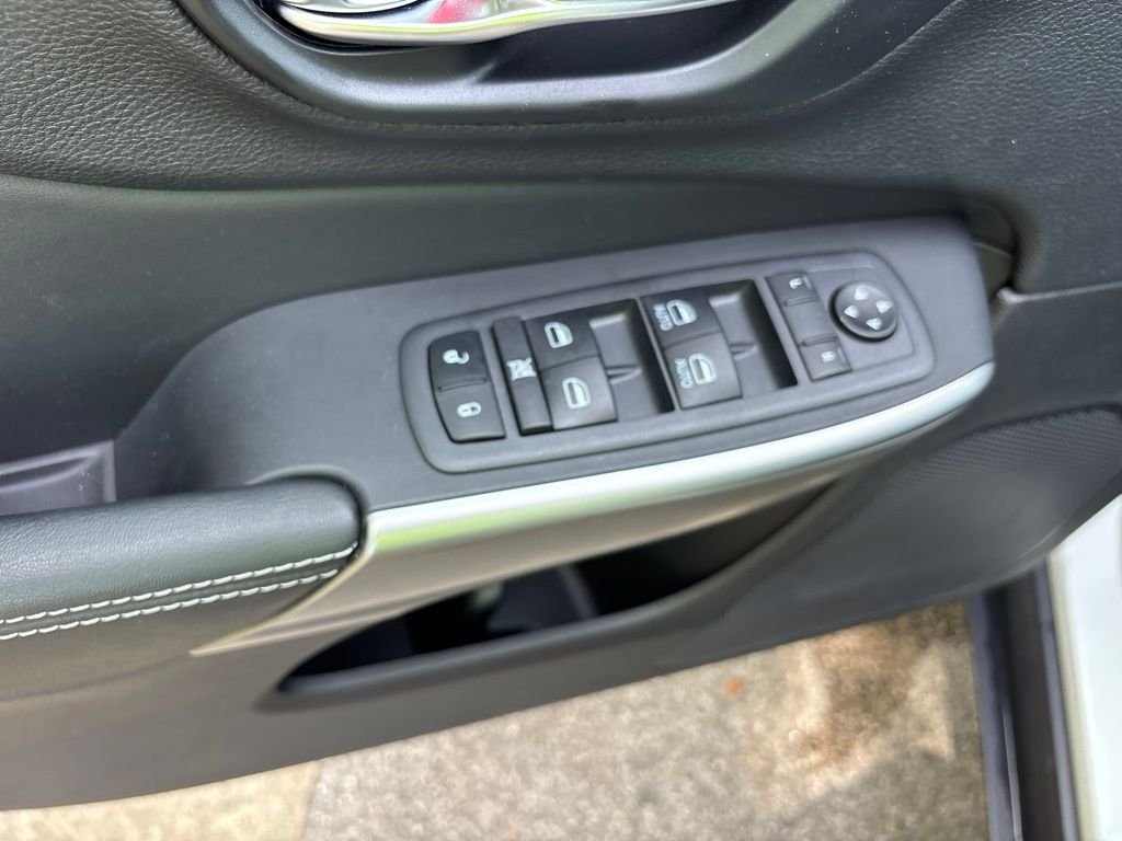 Certified Used 2021 White Jeep Latitude Lux image 24