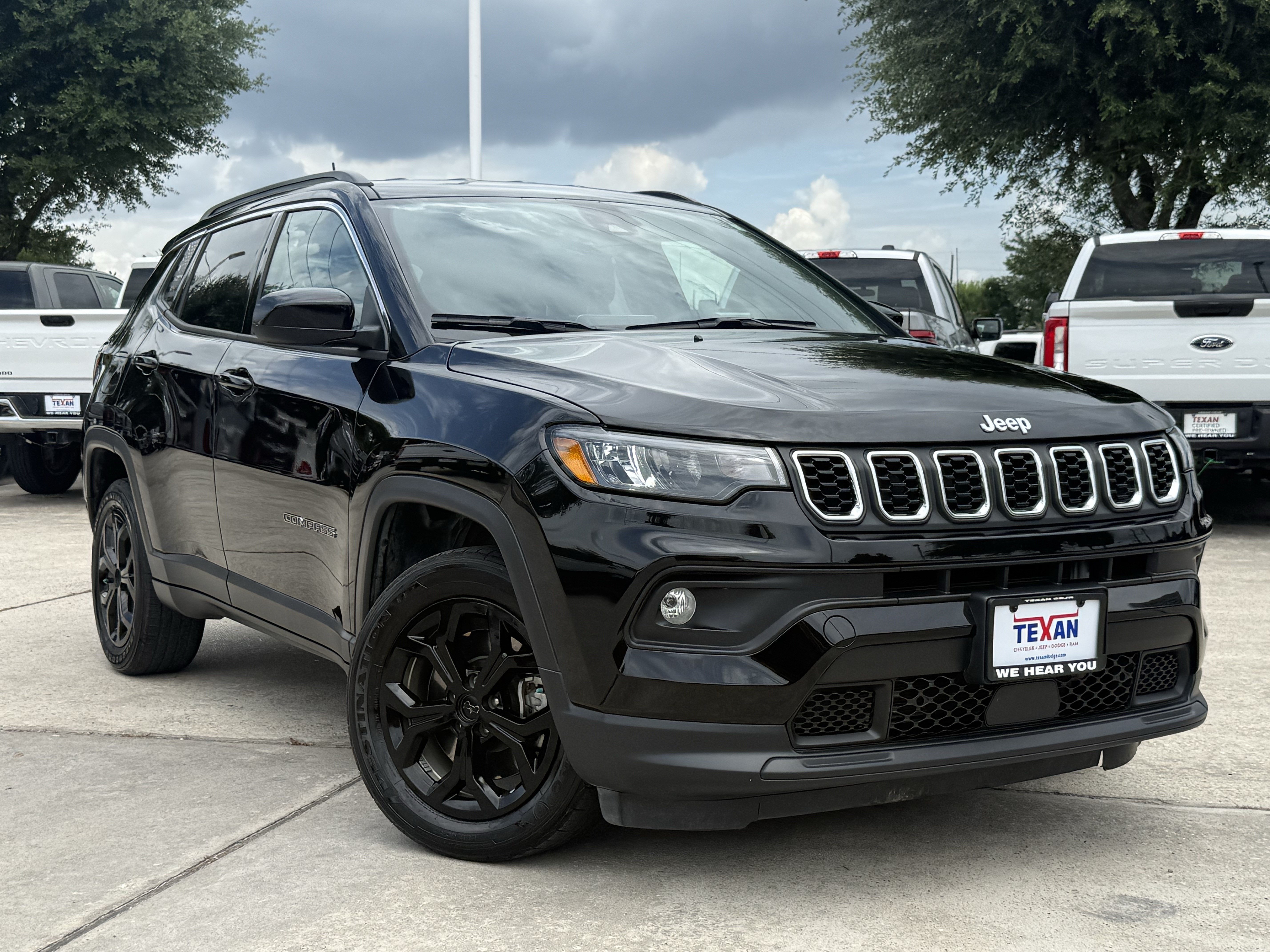 Used 2025 Diamond Black Crystal Pearlcoat Jeep Latitude image 2