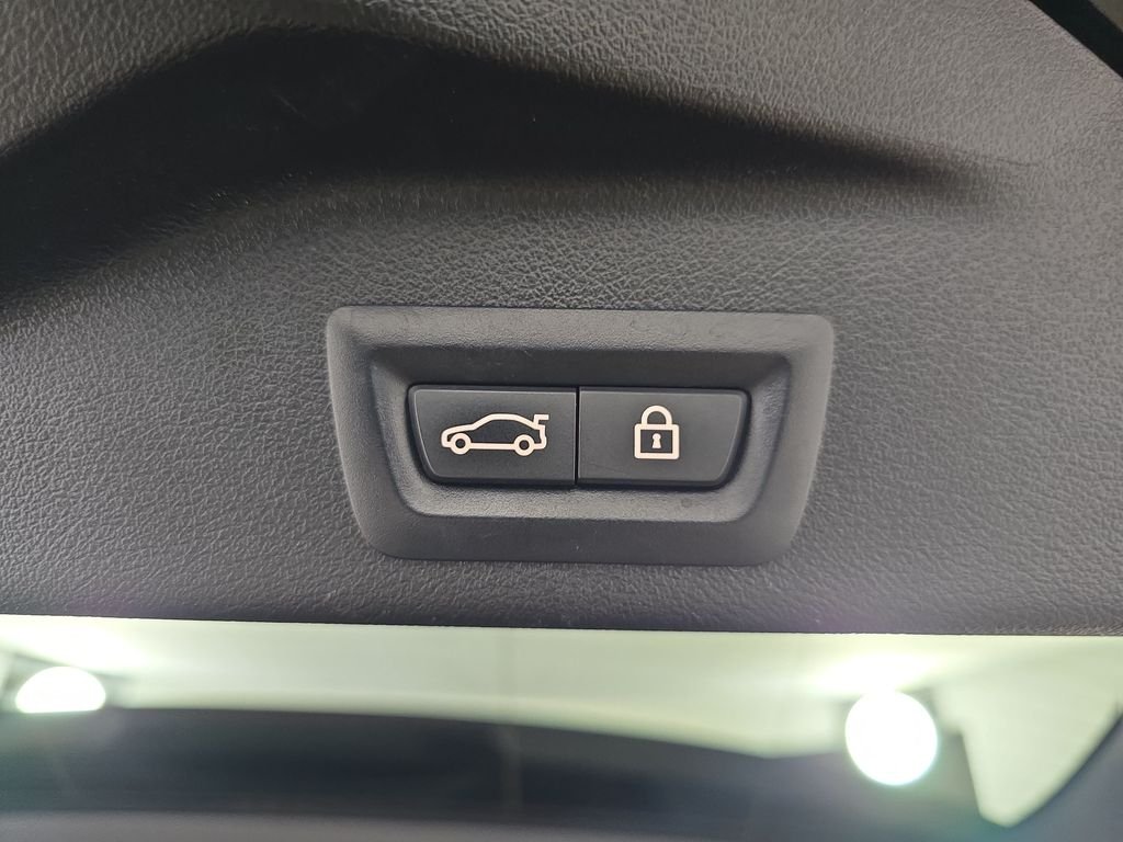 Used 2022 Black Sapphire Metallic BMW xDrive40i image 16