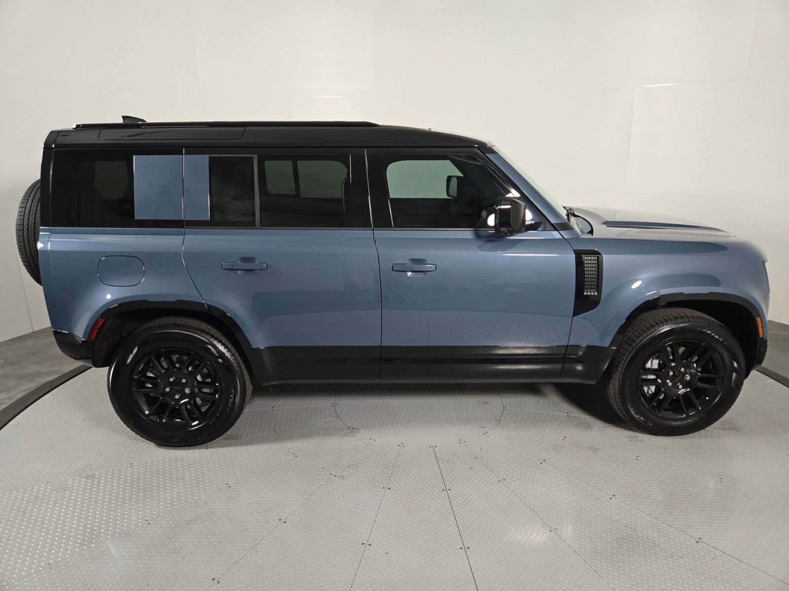 New 2026 Tasman Blue Land Rover X-Dynamic SE image 4